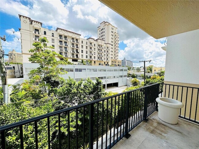 Building Photo - 118 Zamora Ave