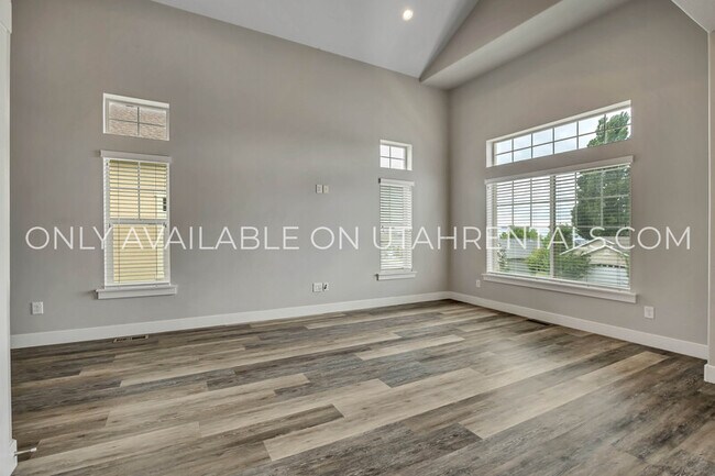 Building Photo - 874 S Aspen Wy