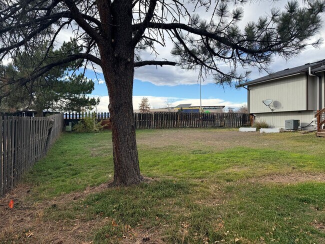 Building Photo - 4 bedroom, 2 bath home with 2 car garage, ...