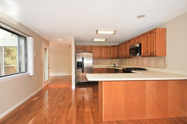Building Photo - 14 E Bluff Rd