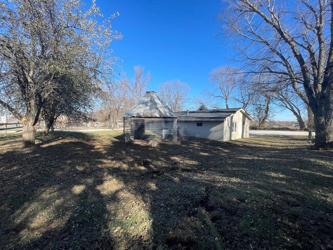 Building Photo - Acreage In Papillion!