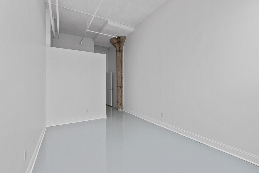 Building Photo - 6533 E Jefferson Ave