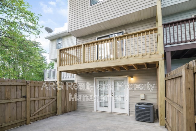 Building Photo - 7042 Oakhill Cir