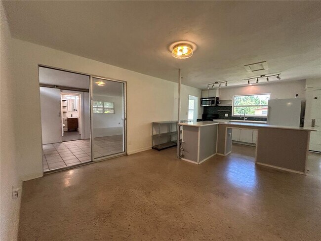 Building Photo - 1215 NE 21 Ave