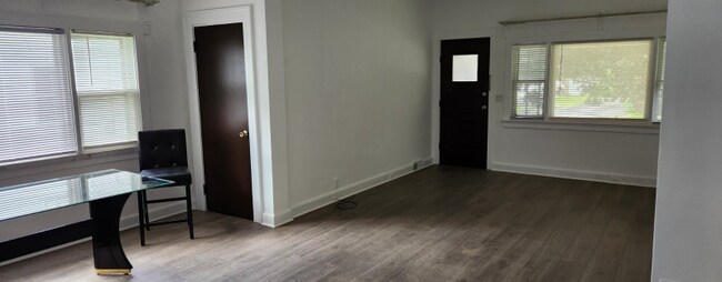Building Photo - 36 Haendel St