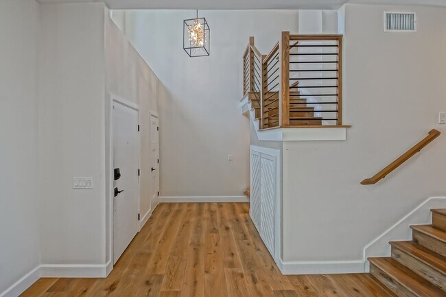 Building Photo - 14 Aries Ct