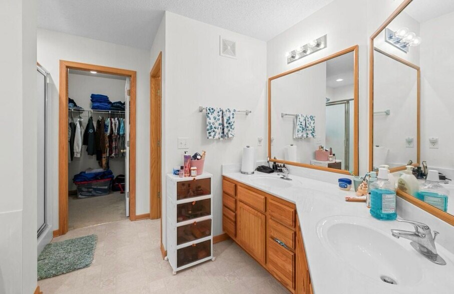 Master bathroom and walk-in closet - 9616 Linden Ln N