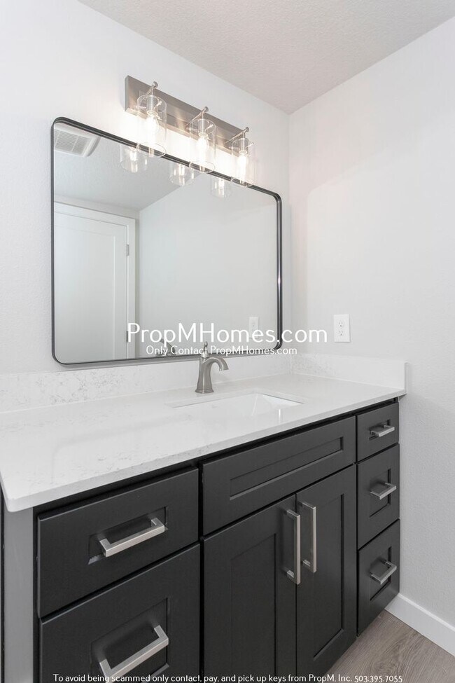 Building Photo - Updated Two Level Condo in the Heart of Do...