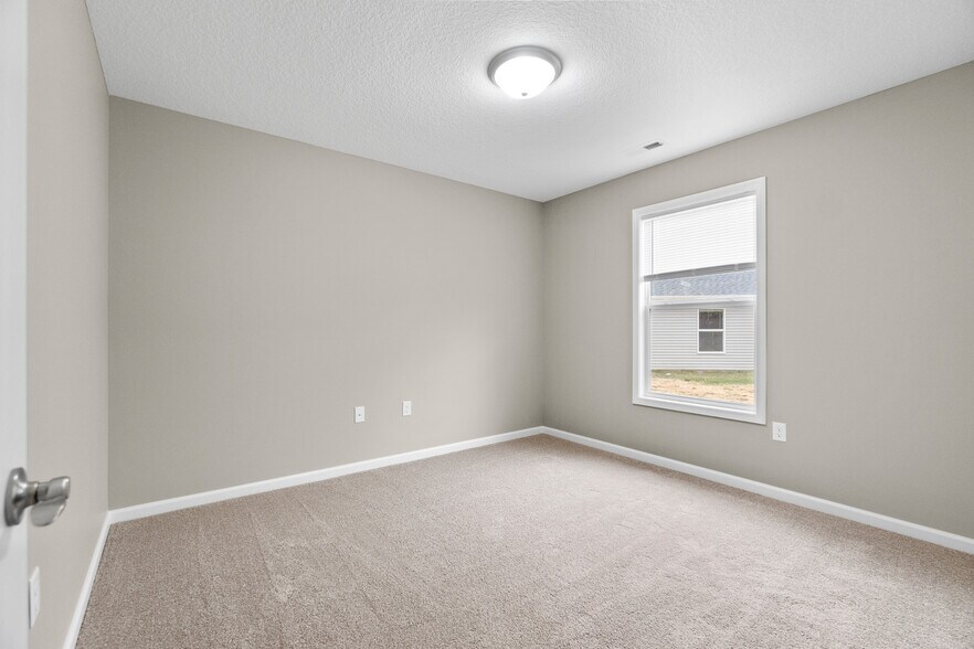 Building Photo - 4787 Tyrone Rd