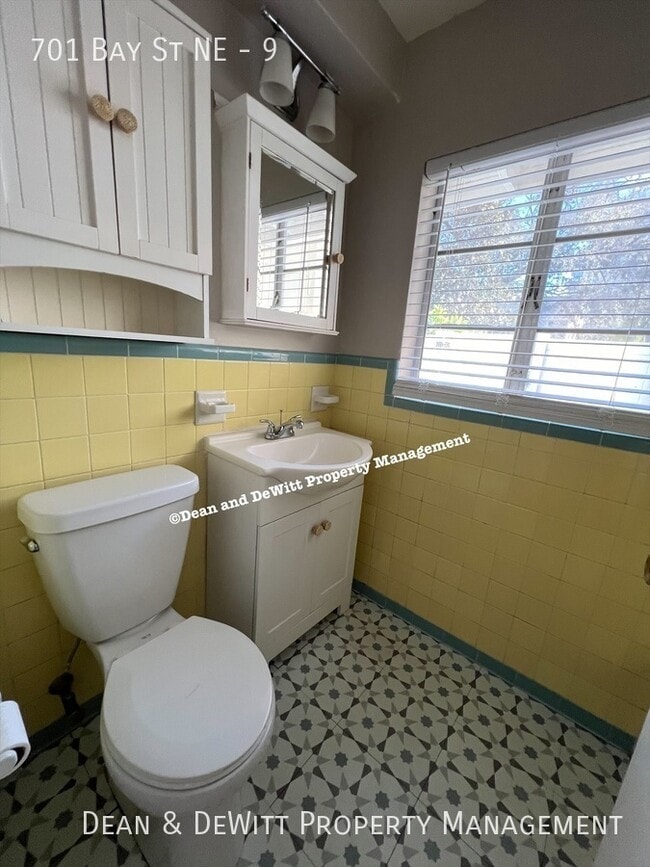 Building Photo - 701 Bay St NE