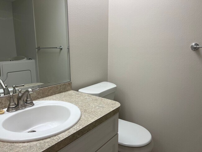 Building Photo - 3018 Sail Pointe Cir