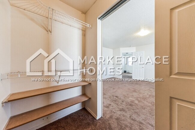Building Photo - 1028 Alexandra St SW