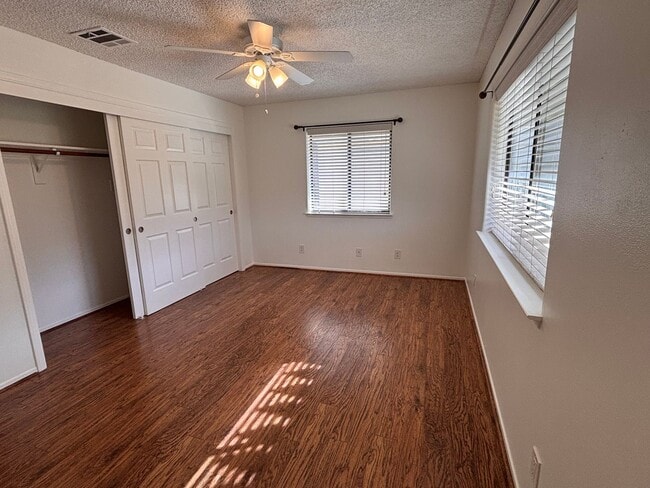 Building Photo - Beautiful Stallion Springs Home With A View!