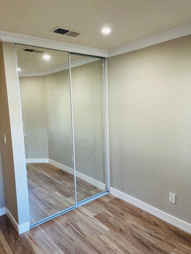 Building Photo - Single Level 2 Bedroom 2 Bath Danville Townhouse/Condo