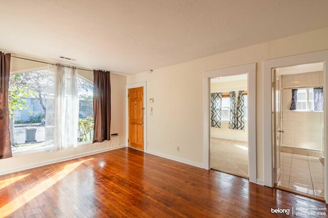 Building Photo - 2400 Bonar St