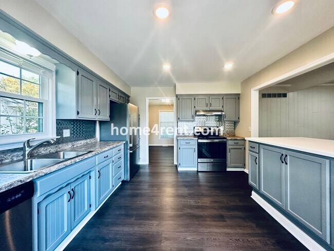 Building Photo - Cozy Ranch Home in Shawnee w/ Plenty of Natural Light, Wood Floors Throughout and an Updated Kitc...