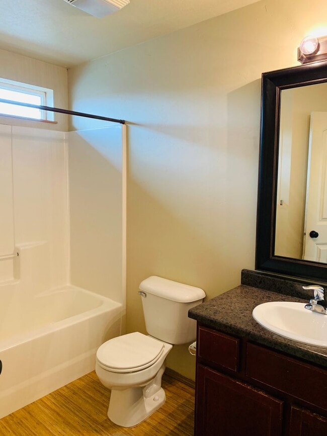 Building Photo - Amazing 3 Bed 2 Bath - Townhouse