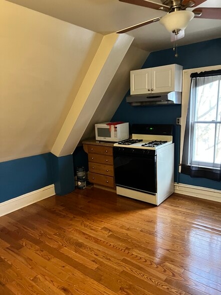 Kitchen - 136 E 9th St