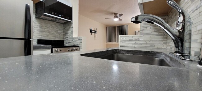 Building Photo - 809 S Circle Dr