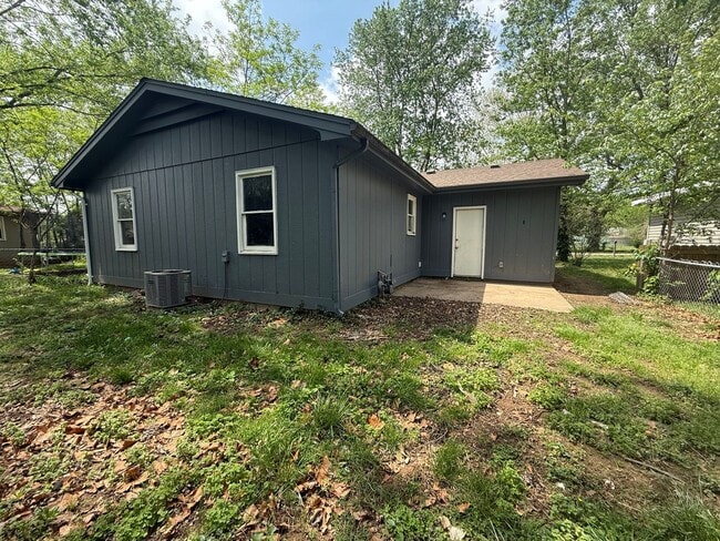 Building Photo - AVAILABLE NOW! 3 bed 1 bath with 1 car attached garage