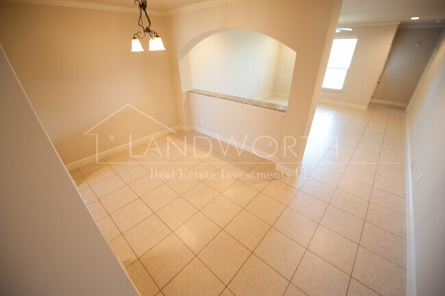 Building Photo - 3 bed 2 bath Beautiful Property