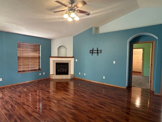 Building Photo - Beautiful 3 bedroom home - Clever, MO