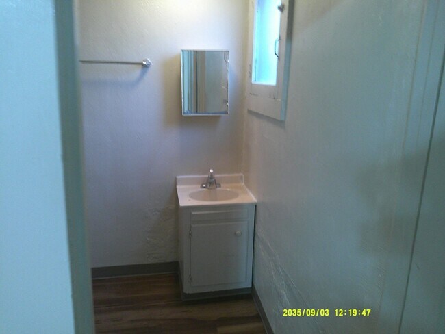 Building Photo - 140-14