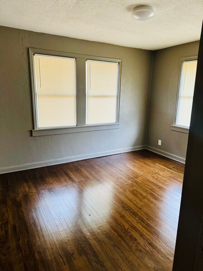 Building Photo - 1828 Mitchell St