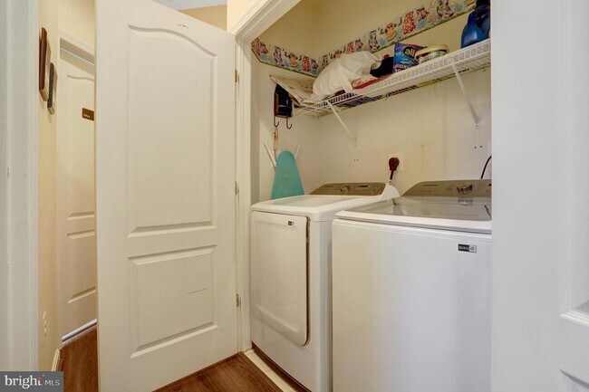 Building Photo - 5257 Bessley Pl