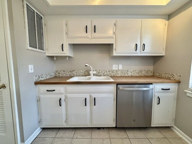 Building Photo - 2 Bed, 1.5 Bathroom Townhome with 2 Vehicle Carport