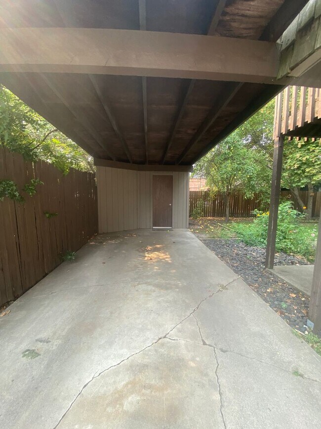 Building Photo - South Hill Triplex-Nestled away in private...
