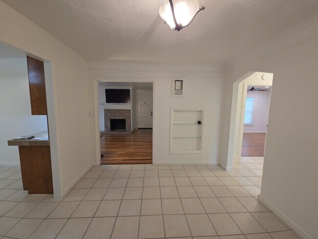 Building Photo - Elegant home with classic charm