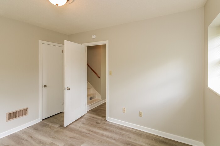 Building Photo - 1119 Meadow Ln