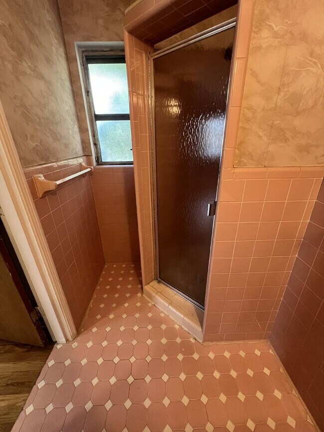 Building Photo - Charming 3-Bed, 2-Bath Spacious Home in Ch...