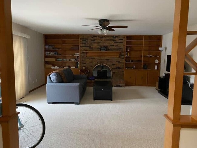 Building Photo - 610 E Elaine Ave