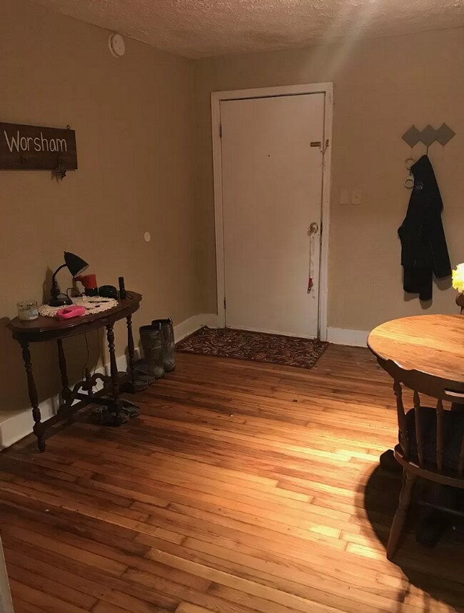 Building Photo - Adorable 3b/1b on Whitehall Road