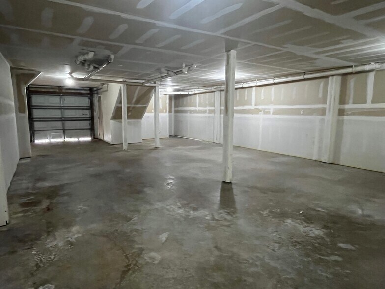 1000 sq ft garage - 262 Bella Sera Ln