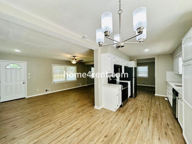 Building Photo - Like New, Ranch Style Home in Raytown - Wood Floors, Finished Basement, Fenced Yard!