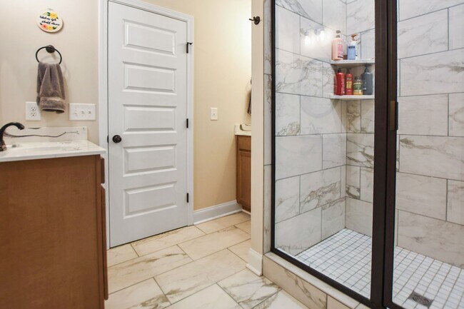 Building Photo - Pet Friendly Three Bedroom!