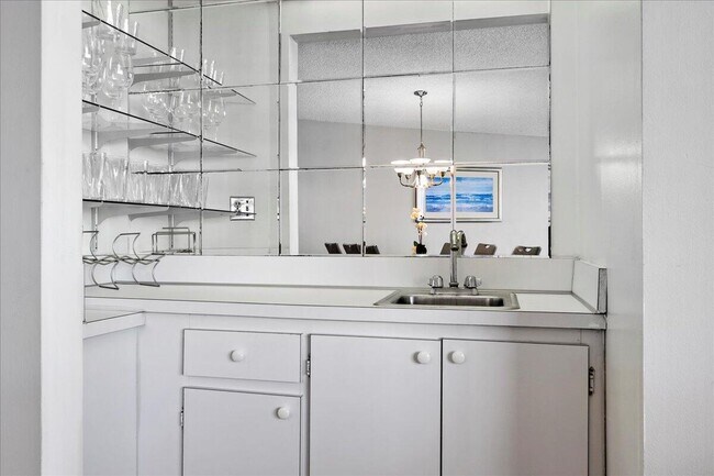 Building Photo - 5420 N Ocean Dr