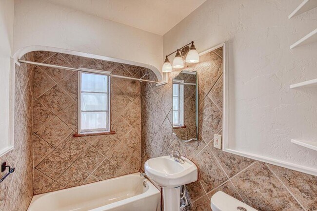 Building Photo - 1304 E Linden St