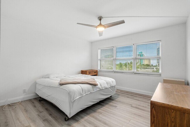 Building Photo - 550 Bayshore Dr