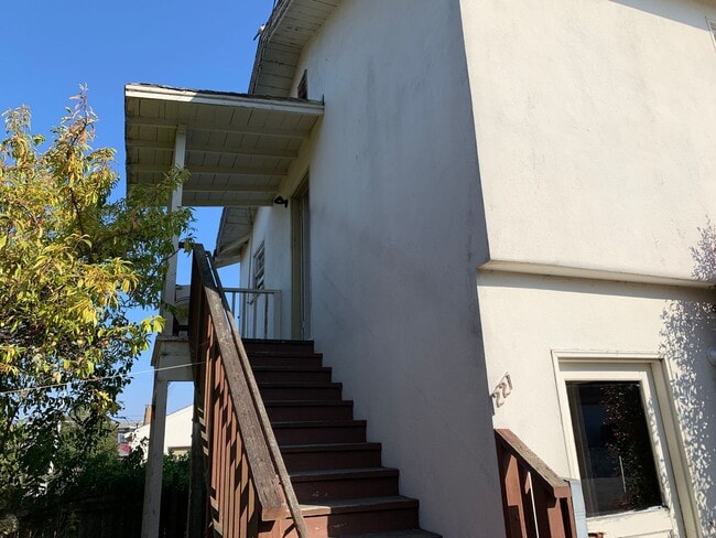Building Photo - Great 2 bedroom upstairs standalone unit with garage