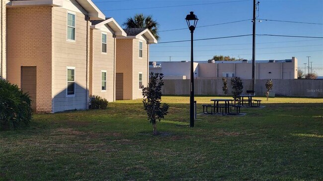 Building Photo - 826 Sky Lake Cir