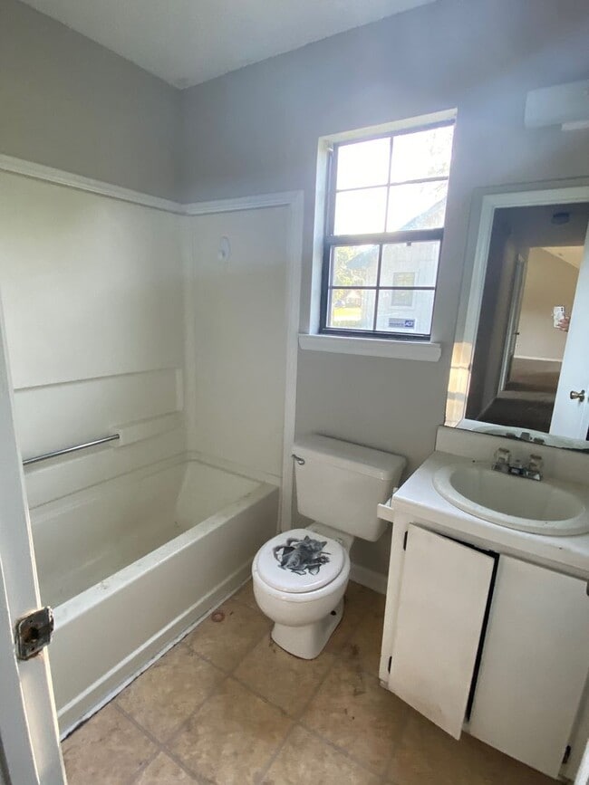 Building Photo - Ridgewood Subdivision Gem: 3-Bedroom Home with Fenced Yard.