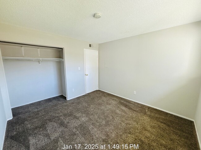 Building Photo - Cute Quadplex Unit with Long Term Lease