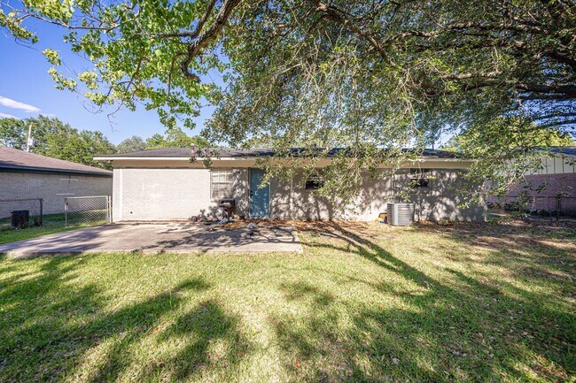 Building Photo - 5612 Rose Dr