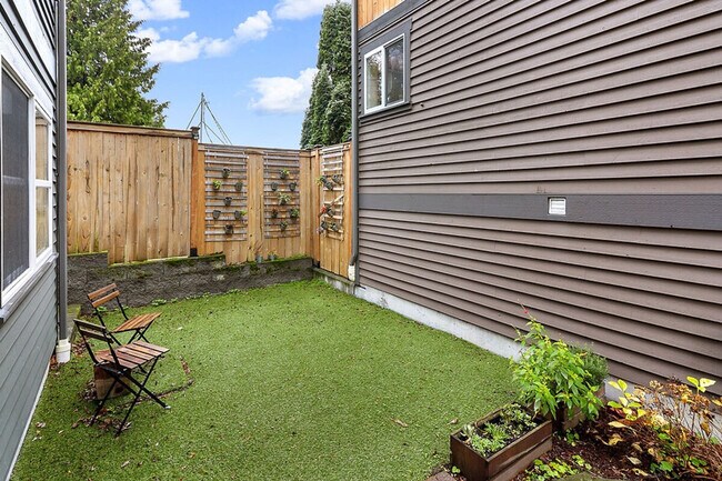 Building Photo - 1220 Aurora Ave N