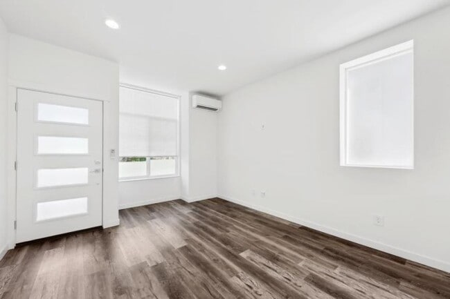 Building Photo - 2 bedroom in Seattle WA 98103