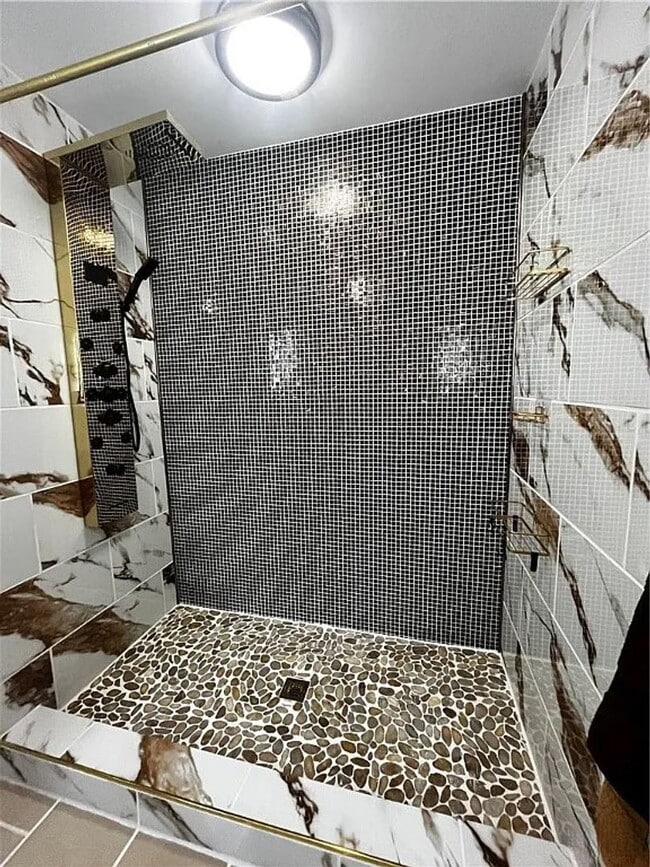 Building Photo - 4 bedroom 2 Bathroom Luxury Rental!